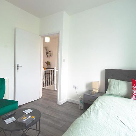 לונדון Cosy Family Home W/Wi-Fi, Parking, Self Check-In מראה חיצוני תמונה