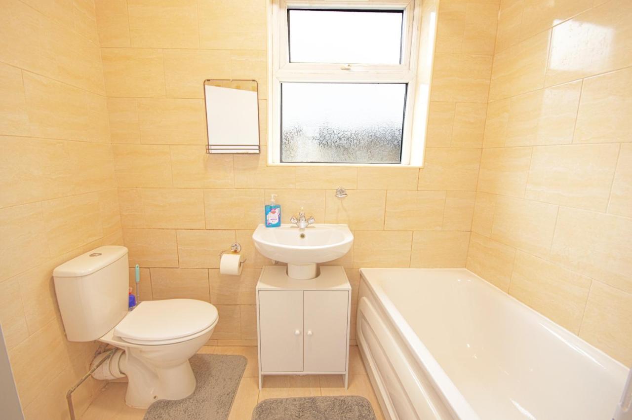 לונדון Cosy Family Home W/Wi-Fi, Parking, Self Check-In מראה חיצוני תמונה