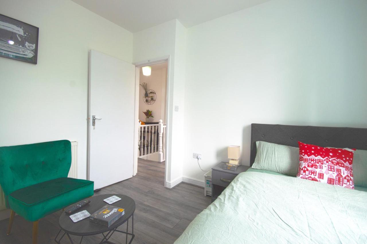 לונדון Cosy Family Home W/Wi-Fi, Parking, Self Check-In מראה חיצוני תמונה