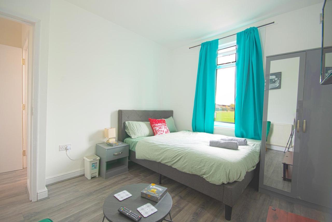 לונדון Cosy Family Home W/Wi-Fi, Parking, Self Check-In מראה חיצוני תמונה
