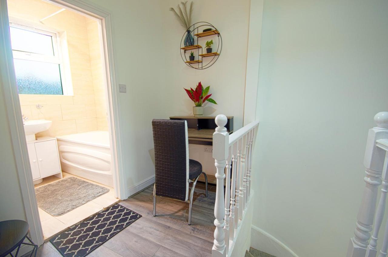 לונדון Cosy Family Home W/Wi-Fi, Parking, Self Check-In מראה חיצוני תמונה