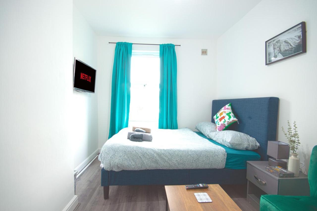 לונדון Cosy Family Home W/Wi-Fi, Parking, Self Check-In מראה חיצוני תמונה
