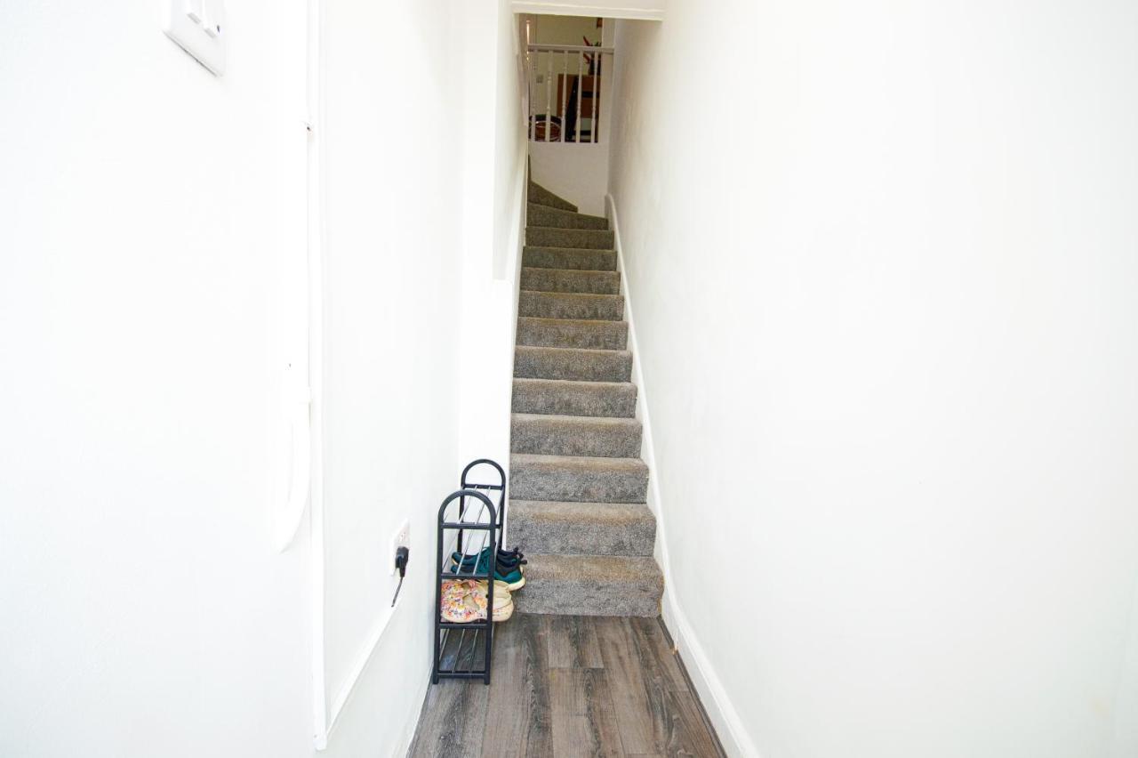לונדון Cosy Family Home W/Wi-Fi, Parking, Self Check-In מראה חיצוני תמונה