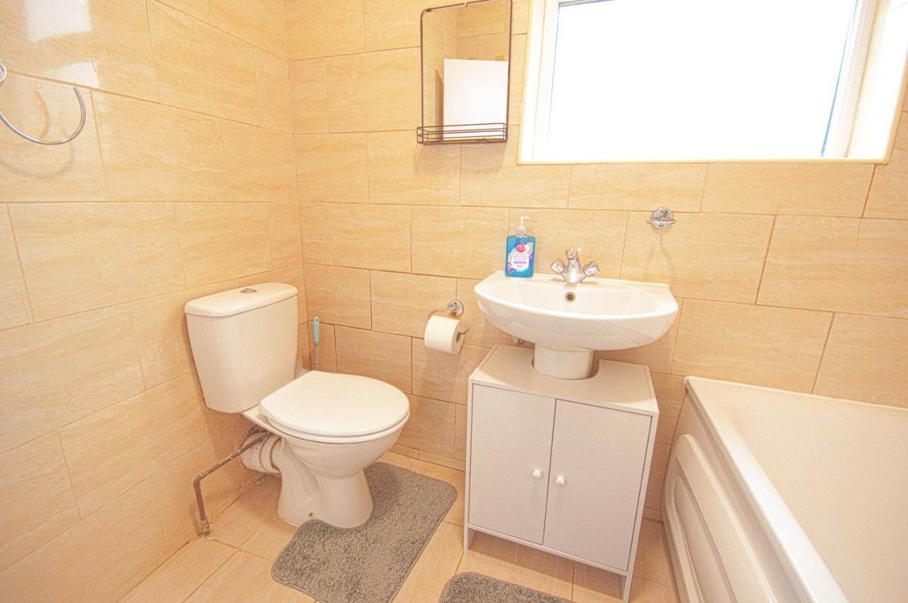 לונדון Cosy Family Home W/Wi-Fi, Parking, Self Check-In מראה חיצוני תמונה