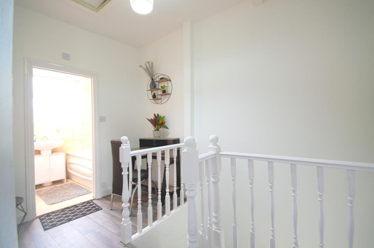 לונדון Cosy Family Home W/Wi-Fi, Parking, Self Check-In מראה חיצוני תמונה